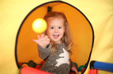 Dziewczyna grająca w QUADRO ball pit